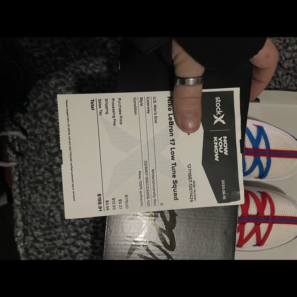 Lebrun James 17 tune squad size 9 in mens and 10.5 in woman’s